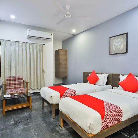 Hotel Chicago Ahmedabad Bagian luar foto