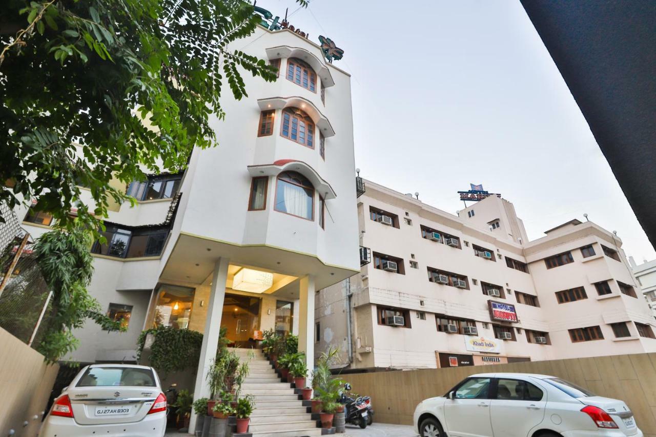 Hotel Chicago Ahmedabad Bagian luar foto