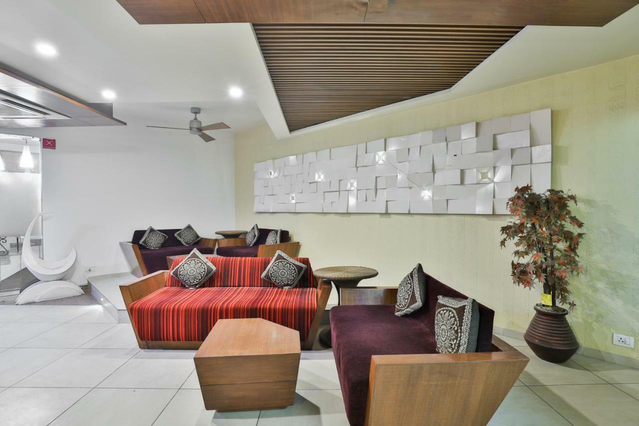 Hotel Chicago Ahmedabad Bagian luar foto