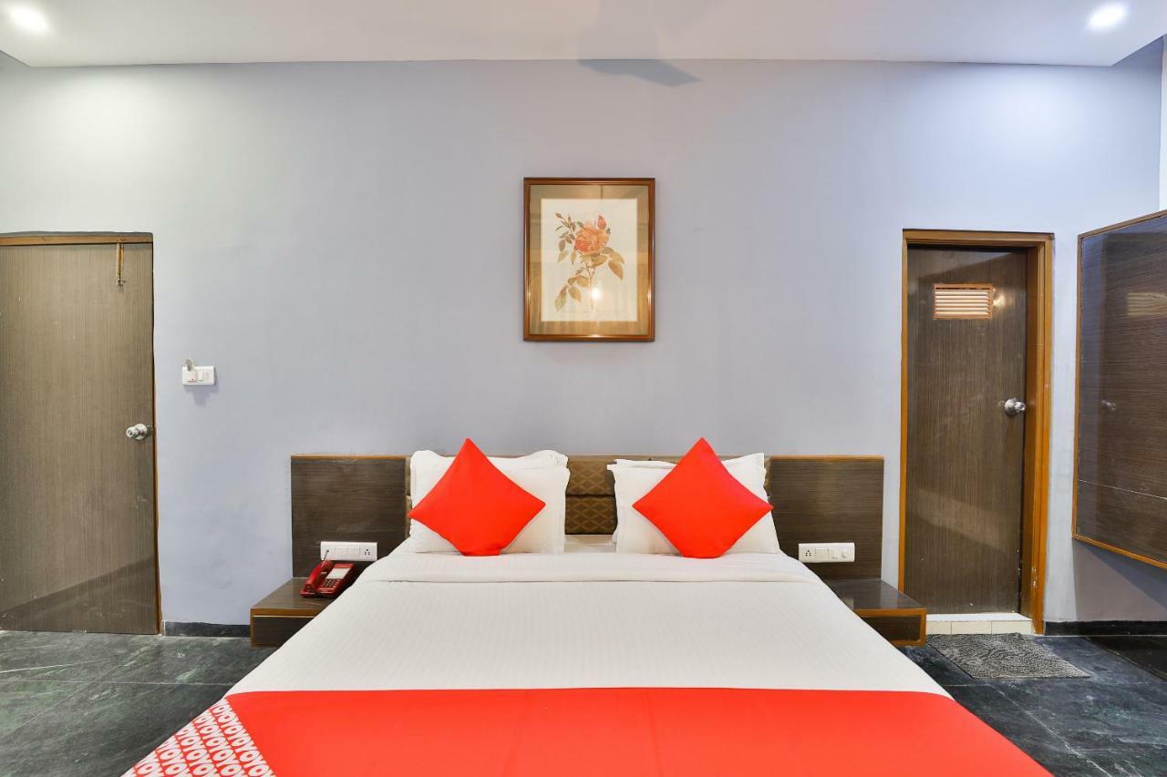 Hotel Chicago Ahmedabad Bagian luar foto