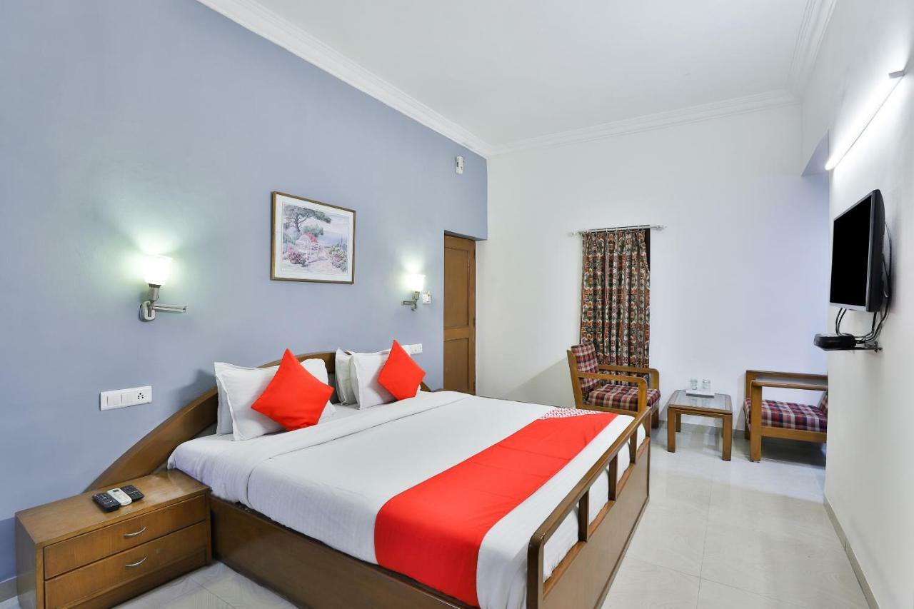Hotel Chicago Ahmedabad Bagian luar foto