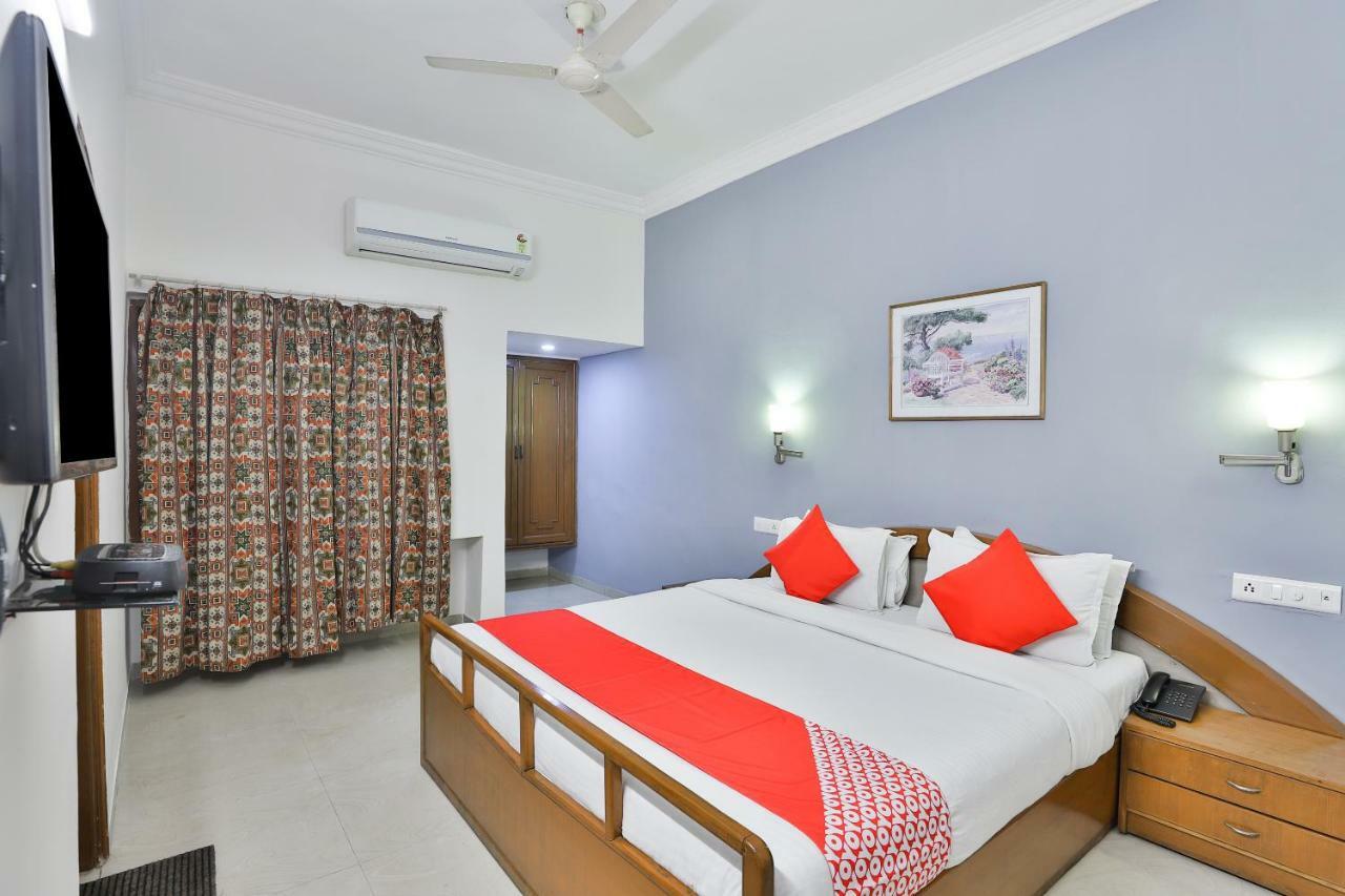Hotel Chicago Ahmedabad Bagian luar foto