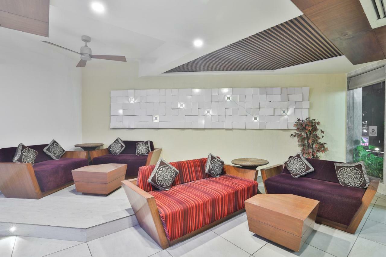 Hotel Chicago Ahmedabad Bagian luar foto