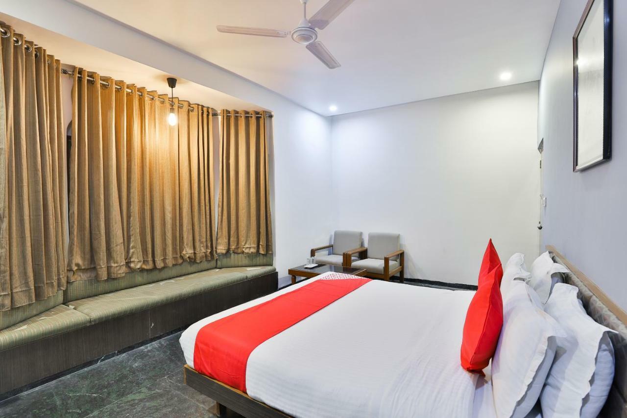 Hotel Chicago Ahmedabad Bagian luar foto