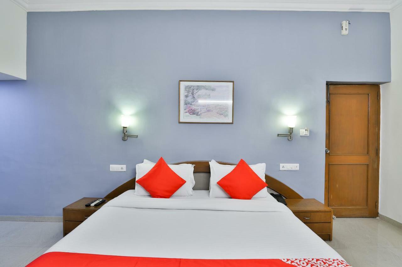 Hotel Chicago Ahmedabad Bagian luar foto