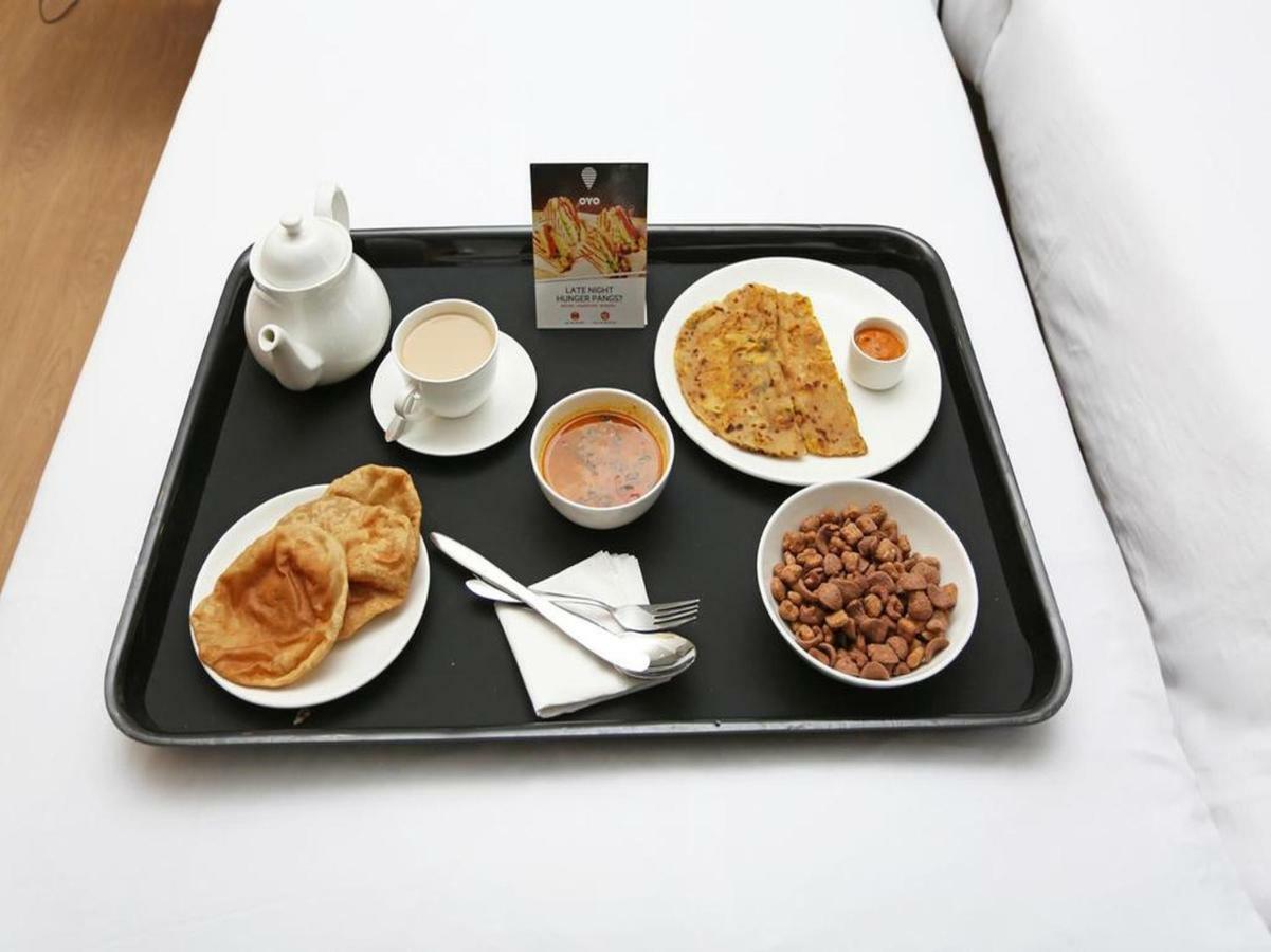Hotel Chicago Ahmedabad Bagian luar foto