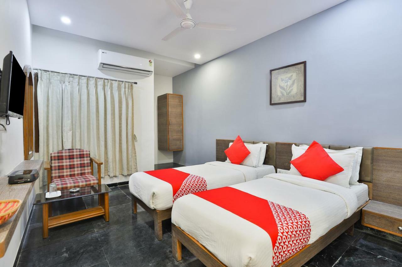 Hotel Chicago Ahmedabad Ruang foto