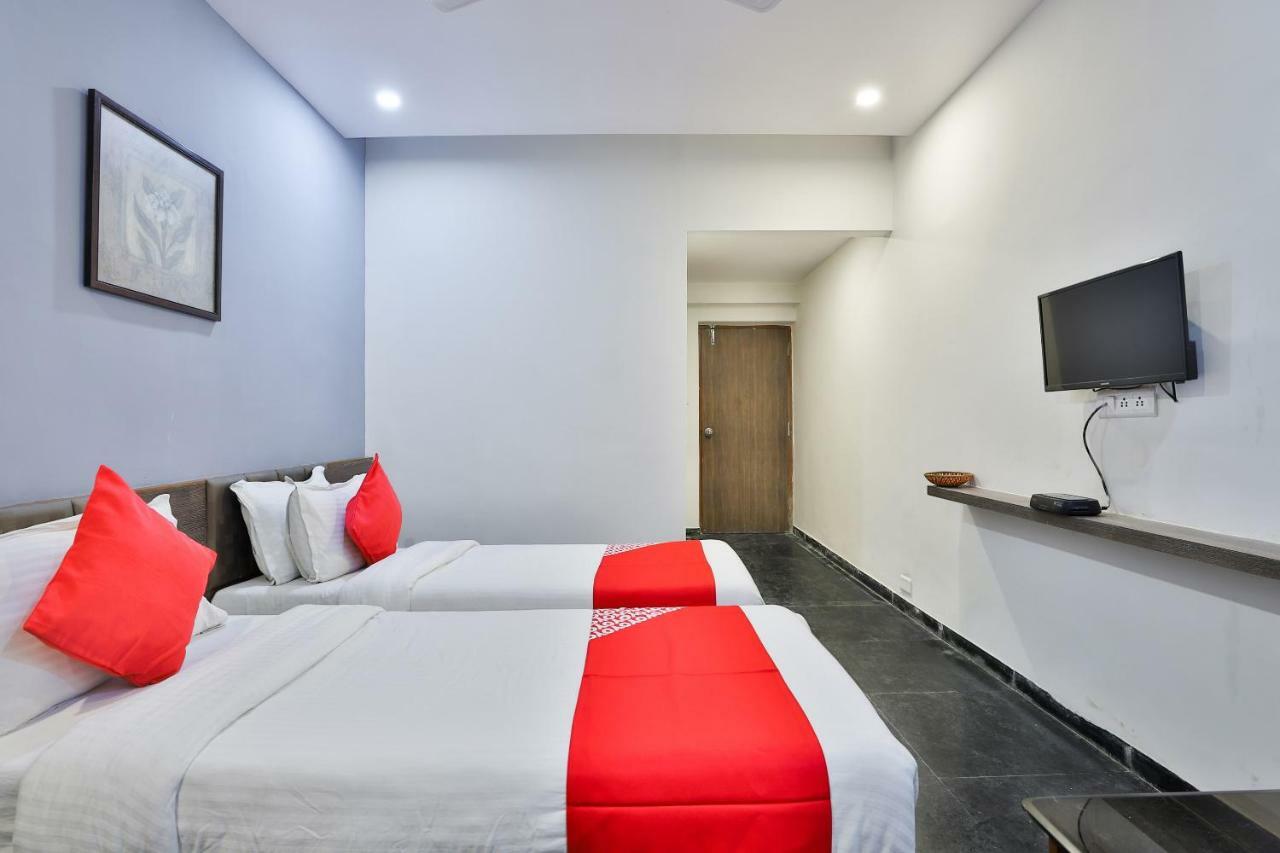 Hotel Chicago Ahmedabad Bagian luar foto
