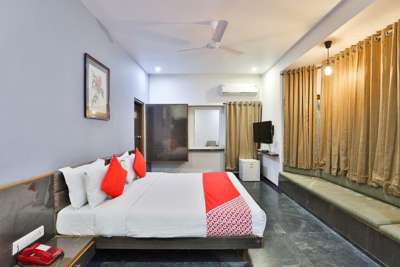 Hotel Chicago Ahmedabad Bagian luar foto