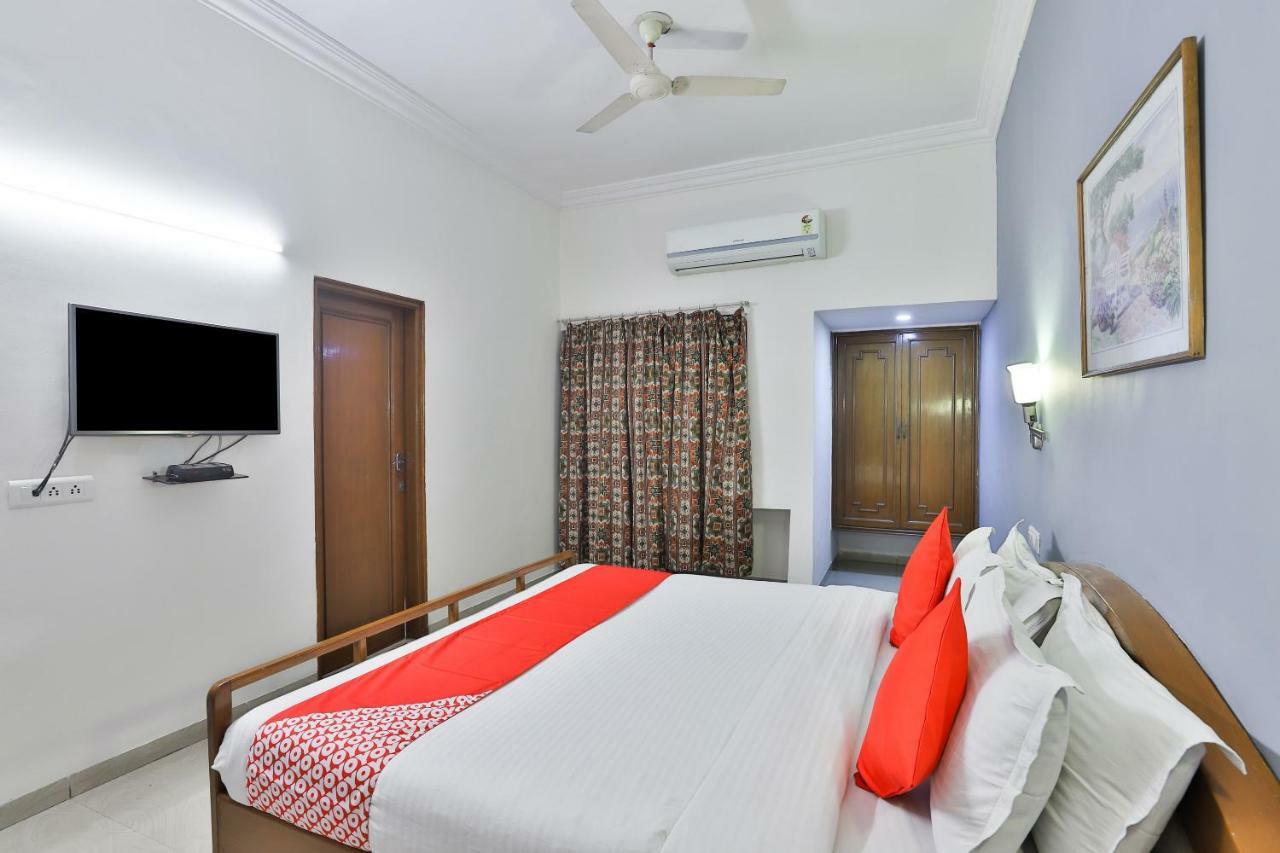 Hotel Chicago Ahmedabad Bagian luar foto