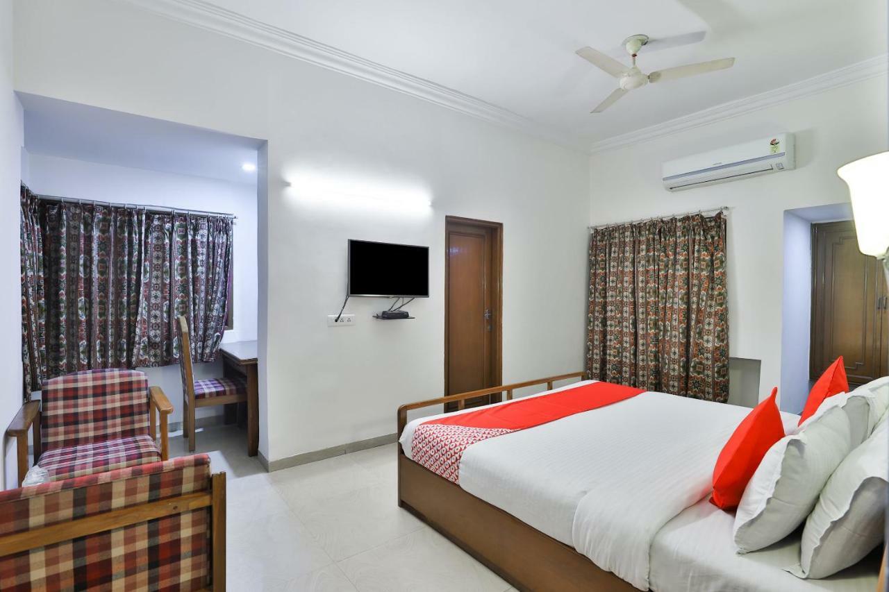 Hotel Chicago Ahmedabad Bagian luar foto