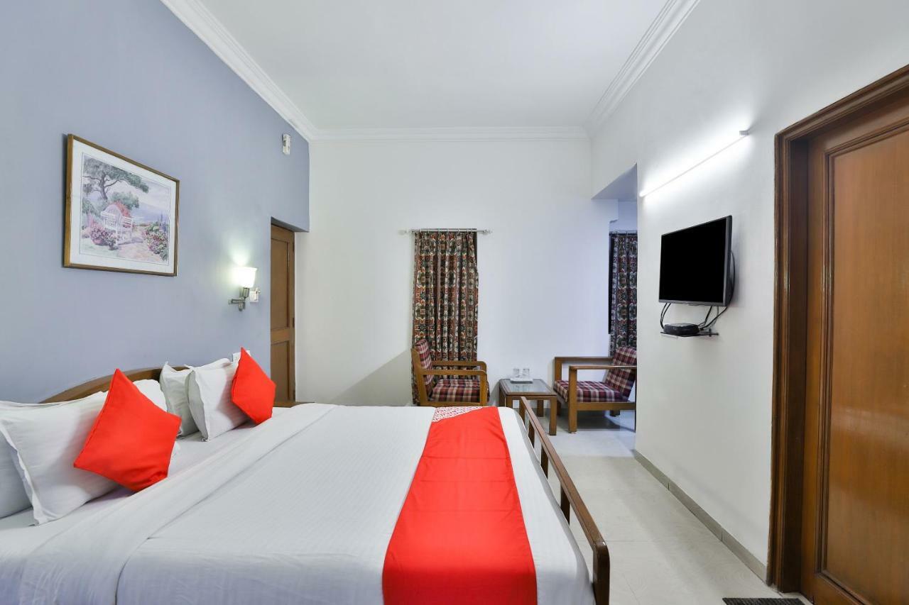 Hotel Chicago Ahmedabad Bagian luar foto
