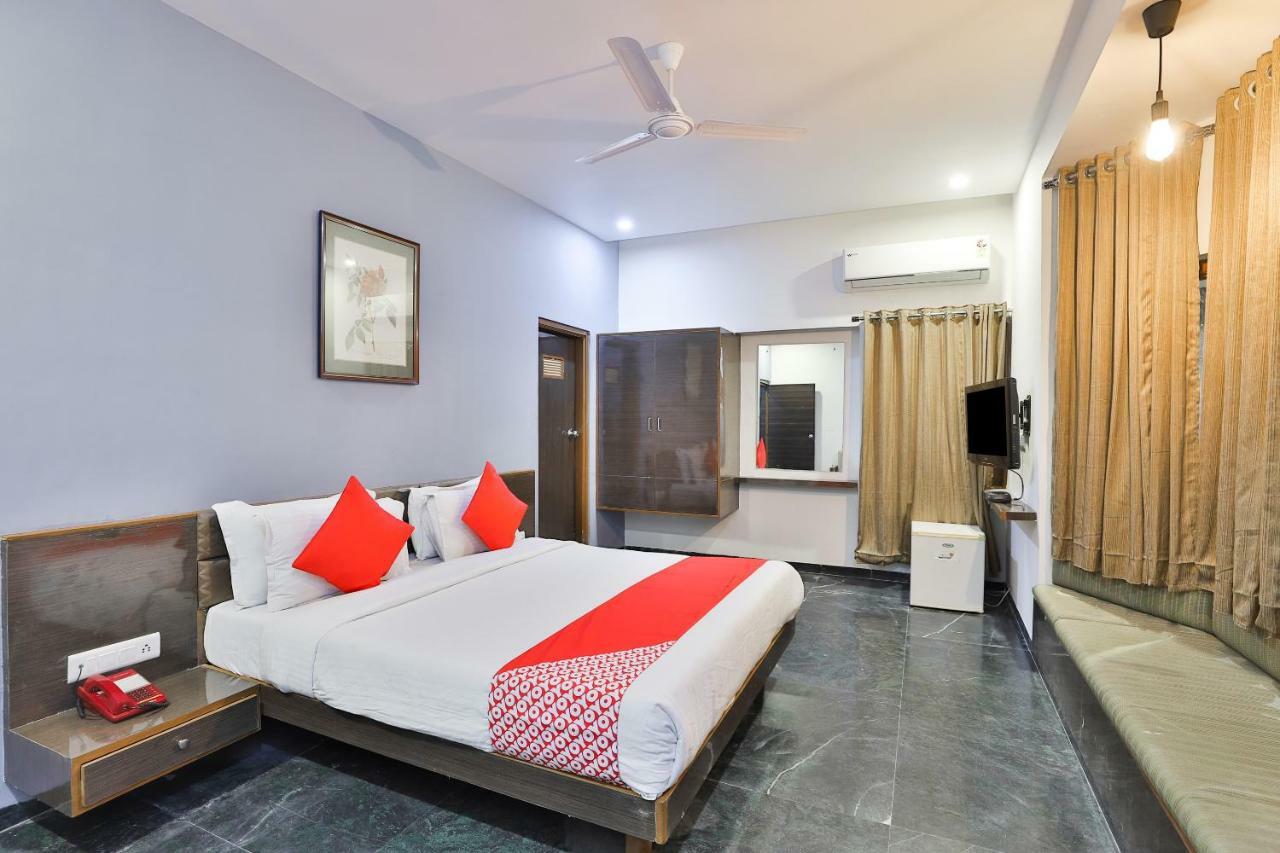 Hotel Chicago Ahmedabad Bagian luar foto