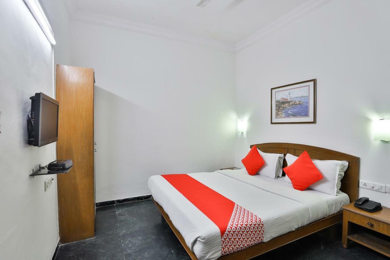 Hotel Chicago Ahmedabad Bagian luar foto