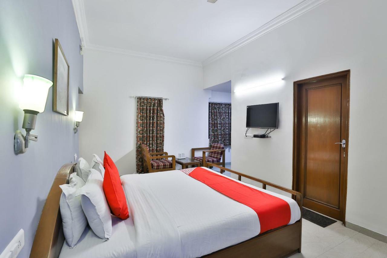 Hotel Chicago Ahmedabad Bagian luar foto
