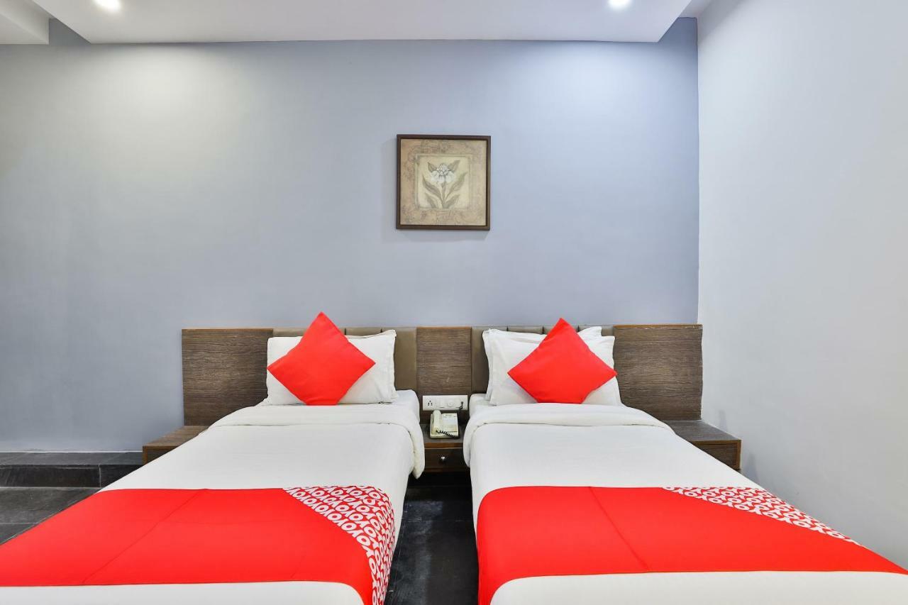 Hotel Chicago Ahmedabad Bagian luar foto